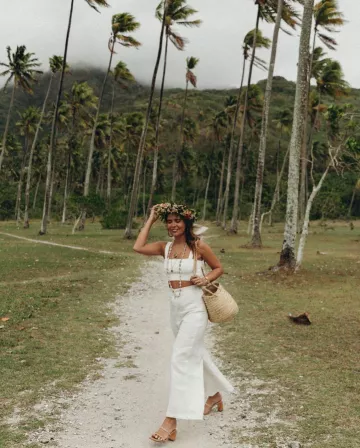 Pantalón de lino blanco de Sara Escudero en la cuenta de Instagram @collagevintage