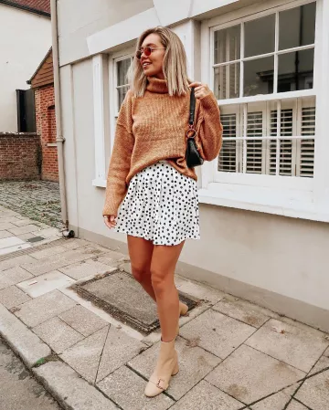 Brown Fluffy Sweater de Lauren en la cuenta de Instagram @laaurenlouisee