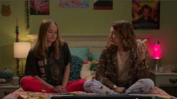 Floral printed car print graphic shirt worn by Nonnie Thompson (Kimmy Shields) in Insatiable Season 02 Episode 02