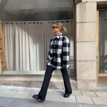 Pantalón negro de pierna ancha de Matilda Djerf en la cuenta de Instagram @matildadjerf