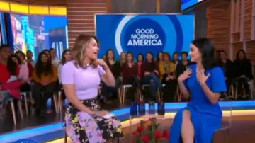 Camiseta acanalada de ángel Helmut Lang usada por Ginger Zee en Good Morning America Weekend 14 de octubre de 2019