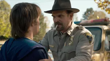 La tenue de police de Jim Hopper (David Harbour) dans Stranger Things