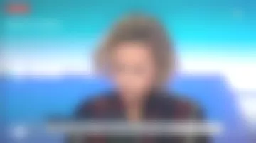 La robe à rayures coupe droite, Col montant de Caroline Roux dans C dans l'air le 15.10.2019