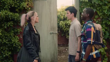 Mochila escolar usada por Maeve Wiley (Emma Mackey) como se ve en Sex Education