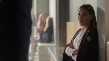 The patch Las Encinas worn by Read Montesinos (Danna Paola) in the series Elite (S02E06)