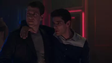 The shirt is two-toned (navy blue and light blue) Polo (Álvaro Rico) in Elite (S02E08)