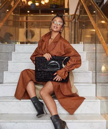 The handbag Beis black Shay Mitchell on the account Instagram of @shaymitchell