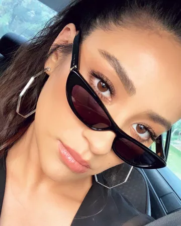 The creoles of hex Shay Mitchell on the account Instagram of @shaymitchell