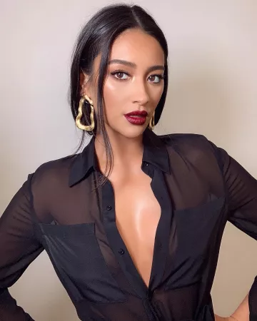 The black shirt transparent worn by Shay Mitchell on the account Instagram of @shaymitchell