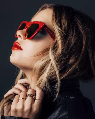 Sunglasses red of Ashley Benson on the account Instagram of @ashleybenson