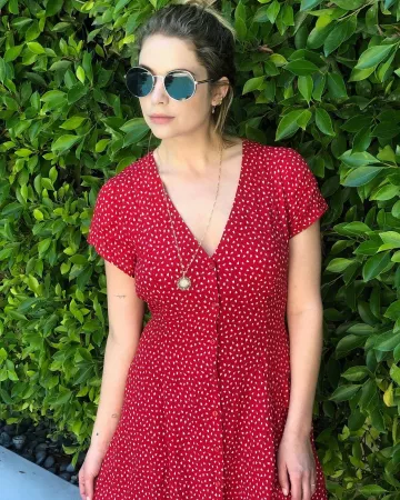 The red dress with flowers from Ashley Benson on the account Instagram of @ashleybenson