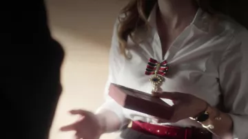Lazo brillante usado por Ester Expósito como se ve en Elite S01E07