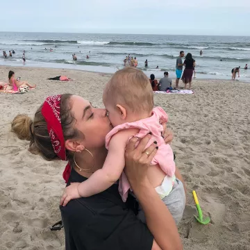 The red bandana of Ashley Benson on the account Instagram of @ashleybenson