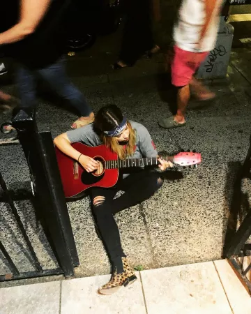 The chelsea boots leopard by Ashley Benson on the account Instagram of @ashleybenson