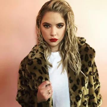 The coat of fourure leopard worn by Ashley Benson on the account Instagram of @ashleybenson