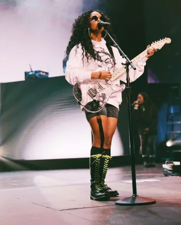 Luz eléctrica transparente de guitarra led de H.E.R. en la cuenta de Instagram @hermusicofficial