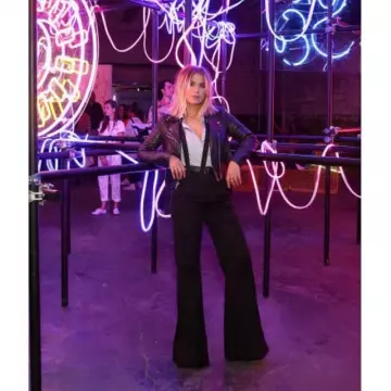 Le jean flare noir de Ashley Benson sur le compte Instagram de @ashleybenson