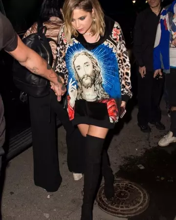 Les cuissardes noires hautes de Ashley Benson sur le compte Instagram de @ashleybenson