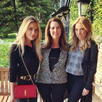 Purse, Saint Laurent, the Sunset red of Ashley Benson on the account Instagram of @ashleybenson