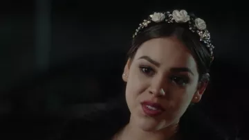 The headband with flowers Lu (Danna Paola) in Elite (S01E04)