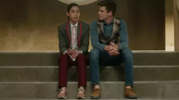 Des Chaussures marron porté par Guzmán (Miguel Bernardeau) comme on le voit dans l'Élite S01E07