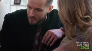 Rouge plaid shirt porté par Josh (Nico Tortorella) chez les Jeunes de la Saison 6 Épisode 1