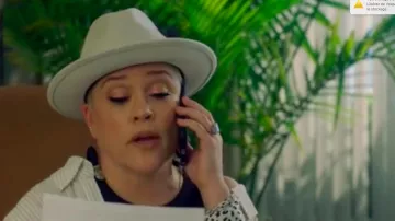 Sombrero Fedora blanco usado por Christine Elise (Christine Elise McCarthy) en BH90210 (S01E06)
