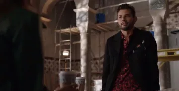 Rouge Leopard Manches Courtes Bouton Shirt porté par Sam Jones (Rafael de la Fuente) dans la Dynastie Saison 3 Épisode 1