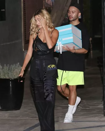 Mm6 Maison Margiela mapa mundial pantalones de pierna ancha usados por Hailey Baldwin Los Ángeles 15 de octubre de 2019