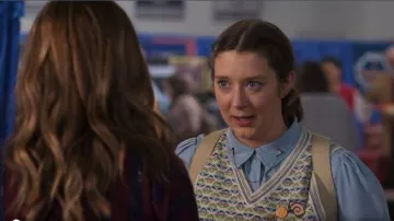 Things yellow and red born to be mild pin worn by Nonnie Thompson (Kimmy Shields) in Insatiable Season 02 Epiosde 04