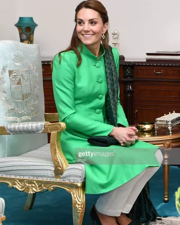 Emmy London natasha clutch en vegetación usado por Catherine, duquesa de Cambridge Islamabad 15 de octubre de 2019