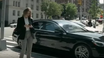 Joanne case jaune case slim fit pantalon porté par Ainsley Whitly (Halston Sage) en Fils Prodigue Saison 1 Épisode 3