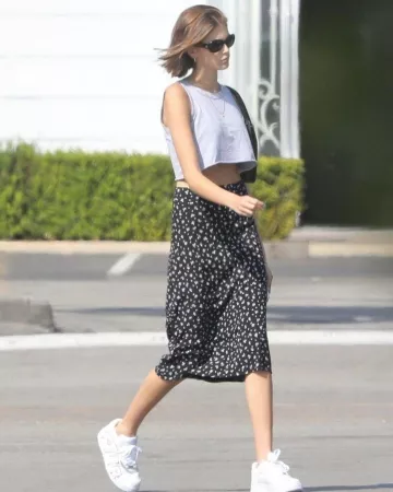 Falda brandy melville phoebe usada por Kaia Jordan Gerber Malibu 14 de octubre de 2019