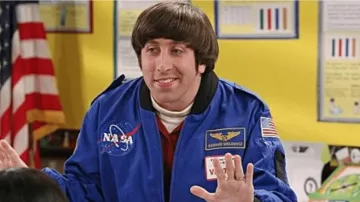 La veste de la nasa portée par Howard Wolowitz (Simon Helberg) dans la série The Big Bang Theory (S07E03)