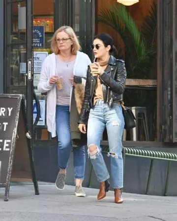 Bolso vicky grande de Saint Laurent usado por Lucy Hale Ciudad de Nueva York 12 de octubre de 2019