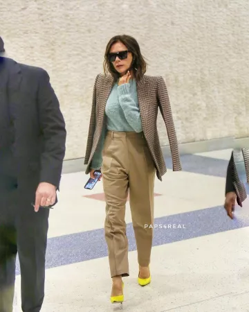 Pantalones cónicos de crepé de lana usados por Victoria Beckham JFK Airport 14 de octubre de 2019