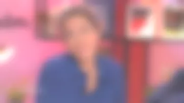 The blue shirt printed birds worn by Marie Perarnau in The house of the mother