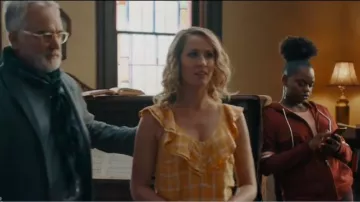 Viejo top de cuello en V sin mangas a cuadros sin mangas usado por Ginny (Anna Camp) en Perfect Harmony Temporada 1 Episodio 3