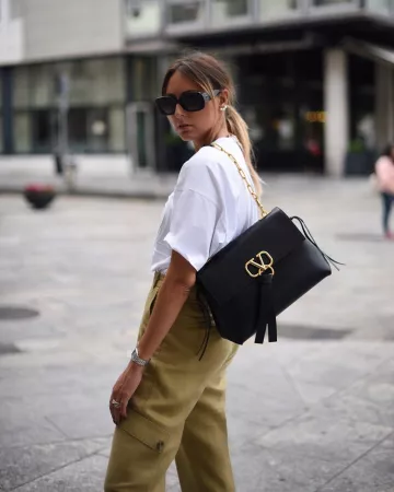 Cargo Beige Pants de Elisa Taviti en la cuenta de Instagram @elisataviti