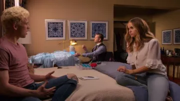 Cadre blanc à volants manches haut porté par Patty Bladell (Debby Ryan) en Insatiable Saison 2 Épisode 7