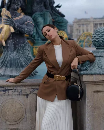 Jupe mi-longue de Elisa Taviti sur l'Instagram account @elisataviti