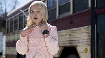 The blonde wig of Eleven (Millie Bobby Brown) in Stranger Things (S01)