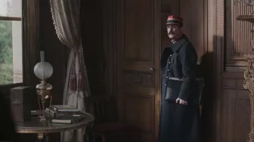 The briefcase of black leather worn by Picquart (Jean Dujardin) in I accuse