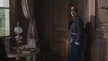 Le porte document en cuir noir porté par Picquart (Jean Dujardin) dans J’accuse