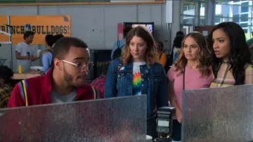 Alice + Olivia Shira roll sleeve tee-shirt worn by Nonnie Thompson (Kimmy Shields) in Insatiable Season 02 Episode 05