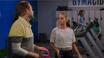 Camiseta de malla de manga corta blanca Alo Yoga usada por Patty Bladell (Debby Ryan) en Insatiable Temporada 02 Episodio 05