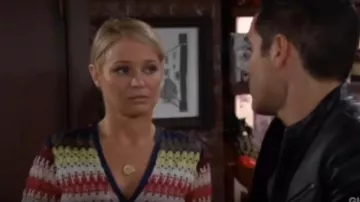 Gorjana or pendentif collier porté par Sharon Collins (Sharon Cas) comme on le voit sur les Jeunes et Les Agités 14 octobre 2019