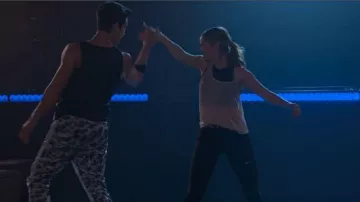 Alo Yoga noir col haut soutien-gorge de sport portés par Patty Bladell (Debby Ryan) en Insatiable de la Saison 02 Episode 06