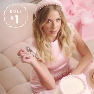 The headband velvet pink pearls of Ashley Benson on the account Instagram of @ashleybenson