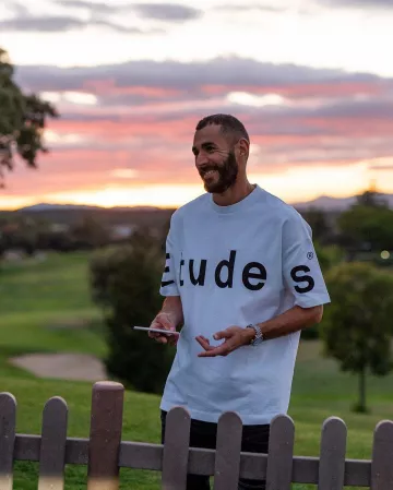 The t-shirt studies oversize white Karim Benzema on his account Instagram @karimbenzema